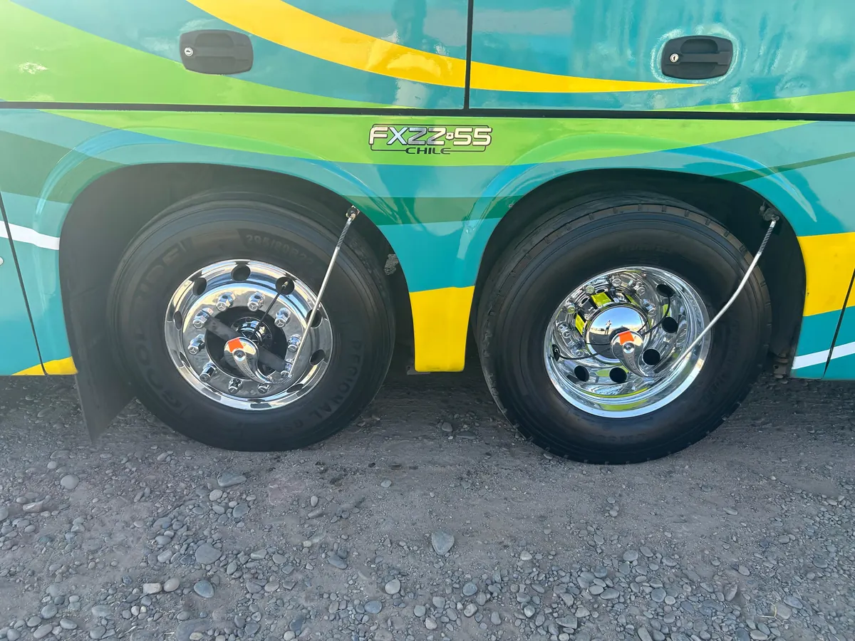 Detalle de llantas y carrocería de un bus de la flota