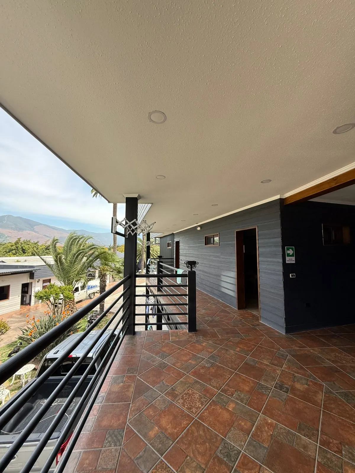 Terraza de Nuevo Capri Hotel con vista a la cordillera