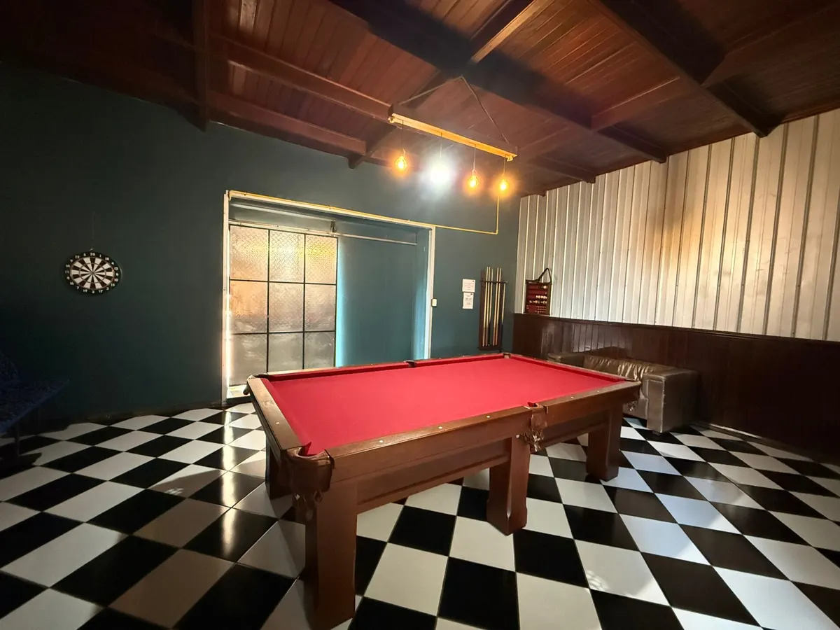 Mesa de pool en sala de entretención