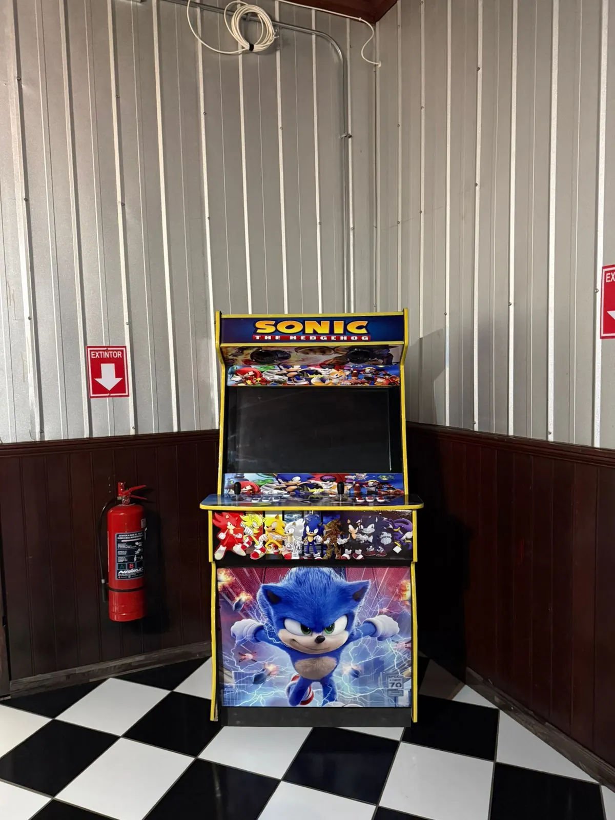 Máquina arcade en la sala de recreo