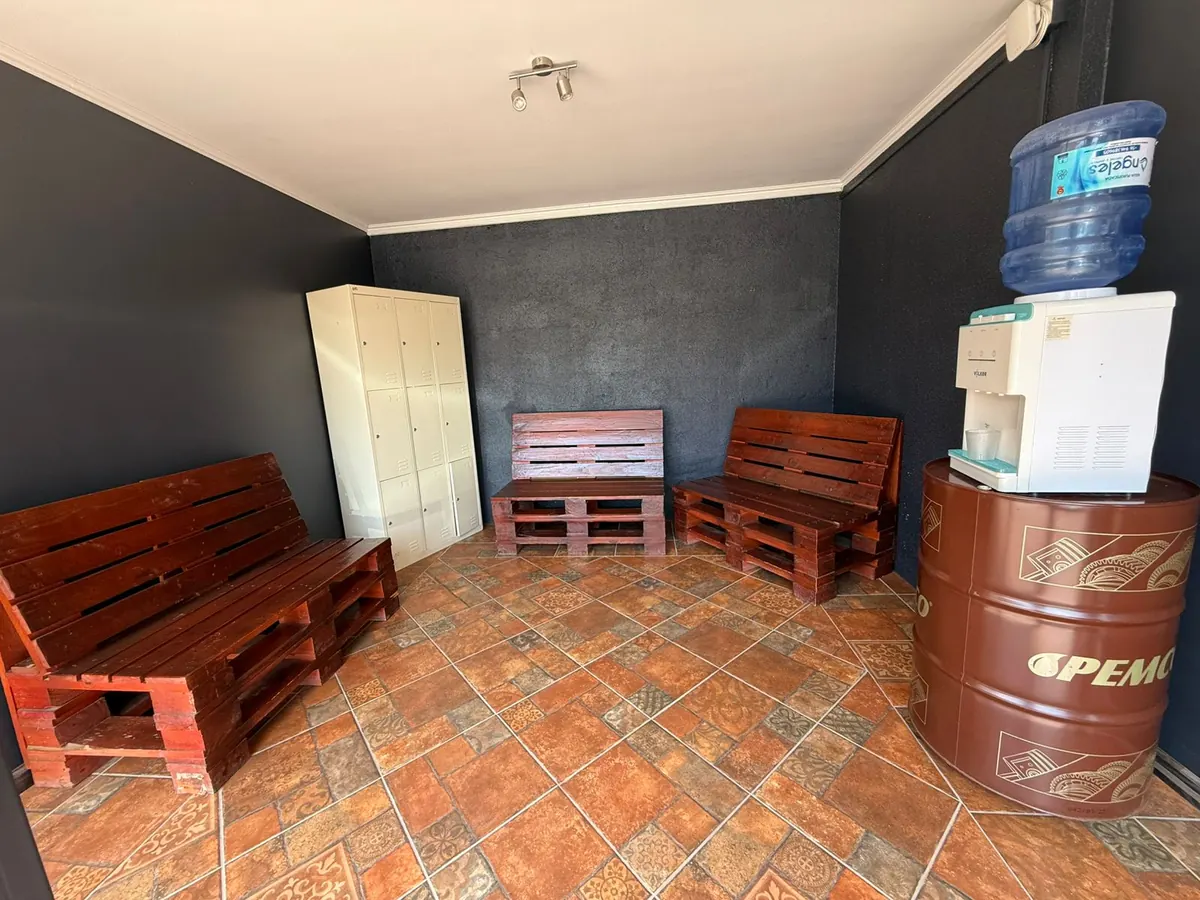 Zona de descanso exterior con mobiliario de palet