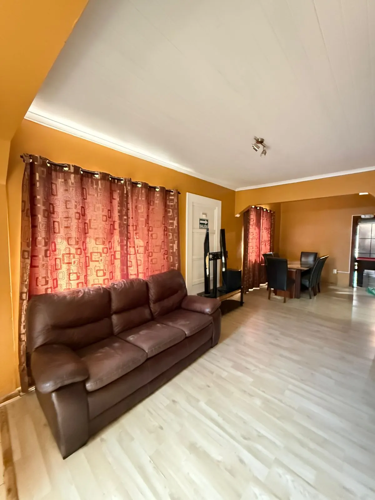Living con sillones y TV para colaboradores