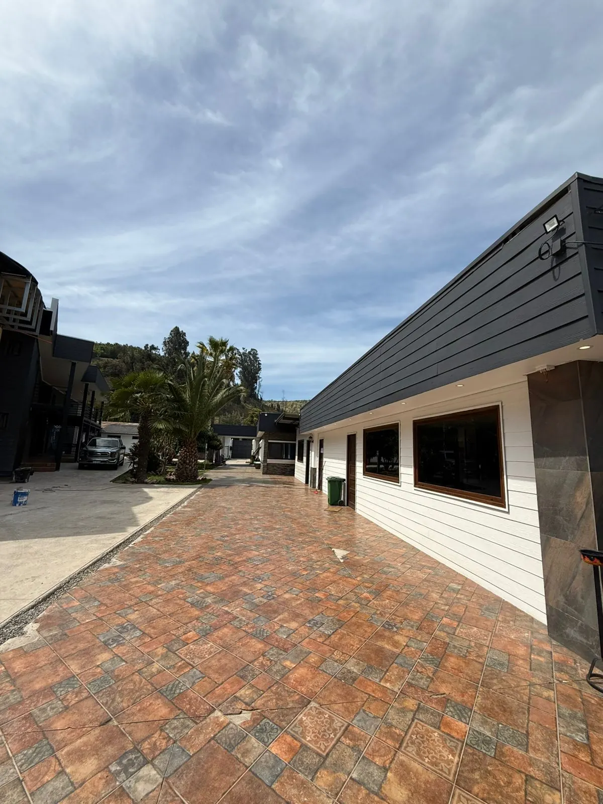 Fachada de Nuevo Capri Hotel en La Cruz, con vista a los cerros