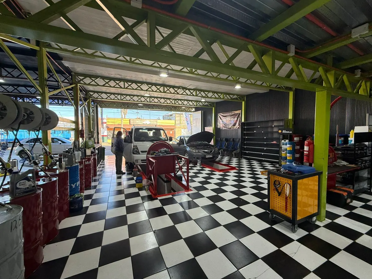 Taller de Lubricentro Continenthal atendiendo vehículos