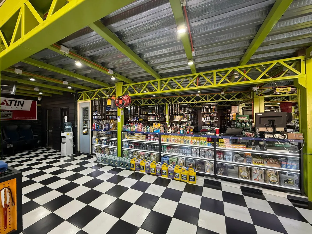 Mesón de productos y lubricantes en Lubricentro Continenthal