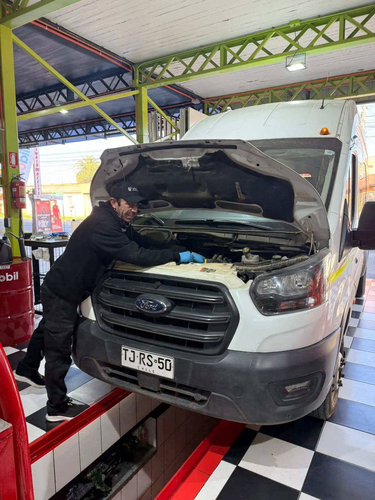 Técnico realizando mantención de flota
