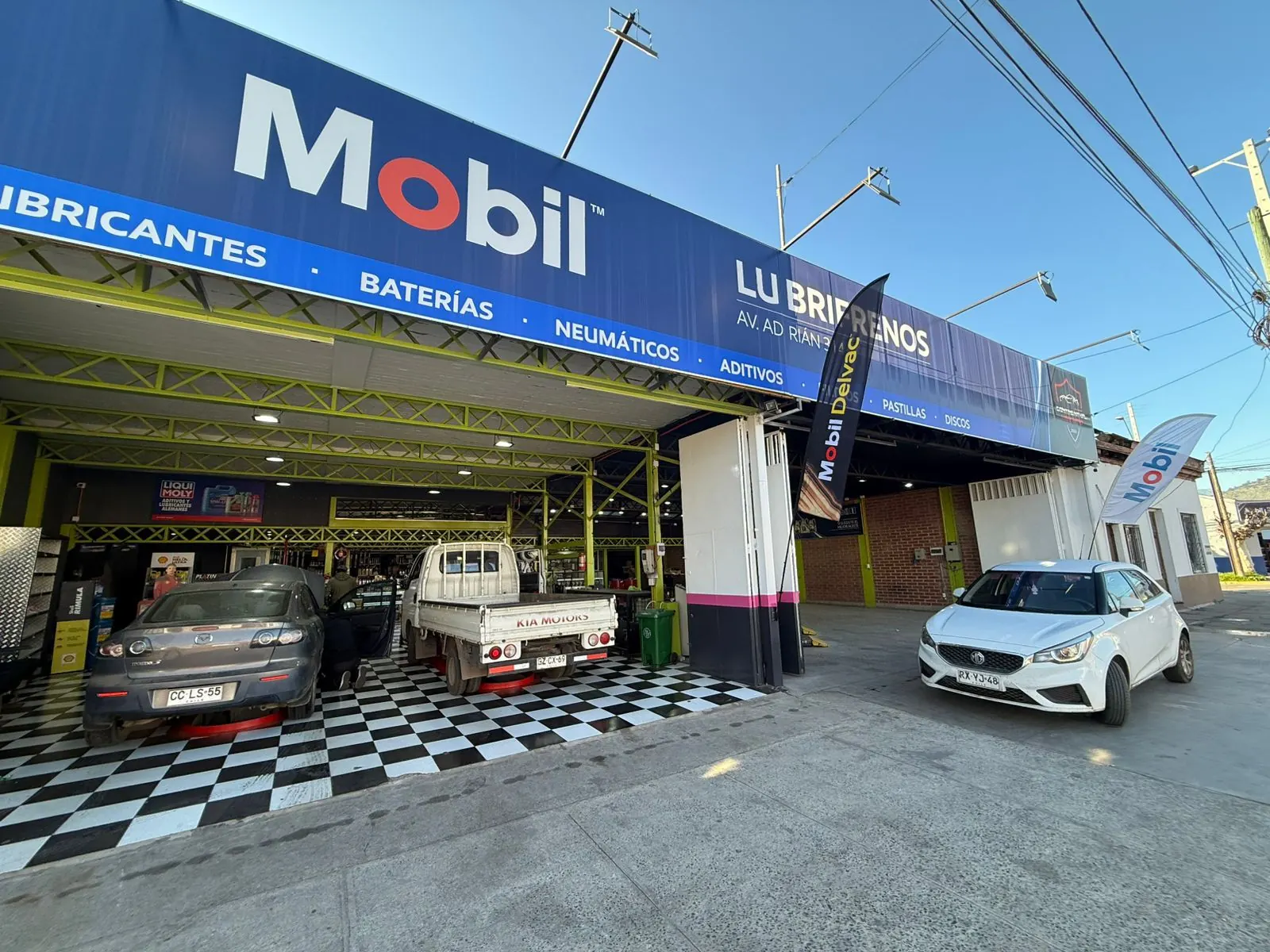 Fachada de Lubricentro Continenthal con letrero Mobil