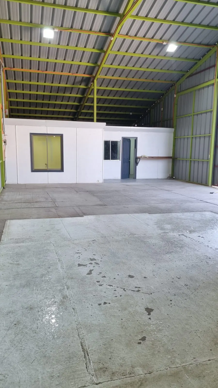 Interior de nave industrial con oficina modular