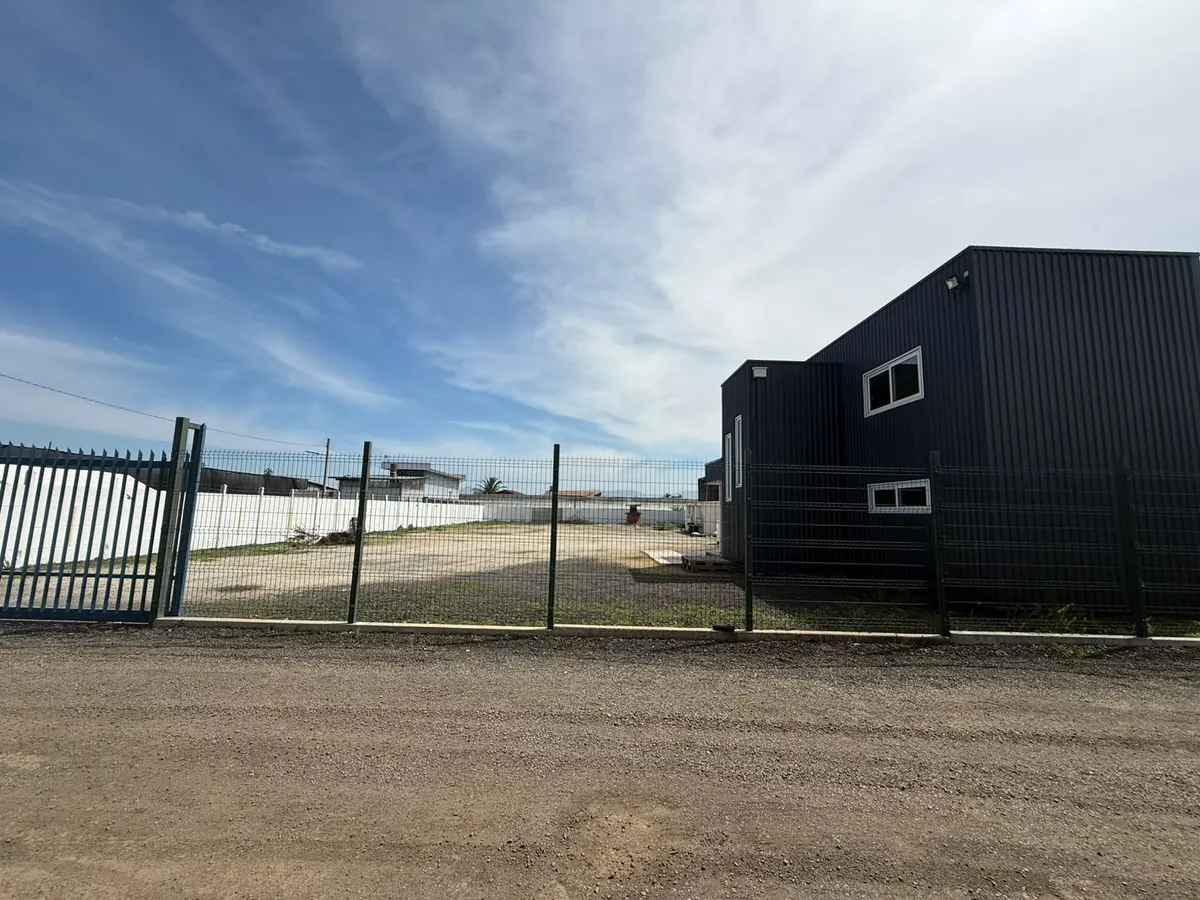 Edificio modular de oficinas en terreno industrial